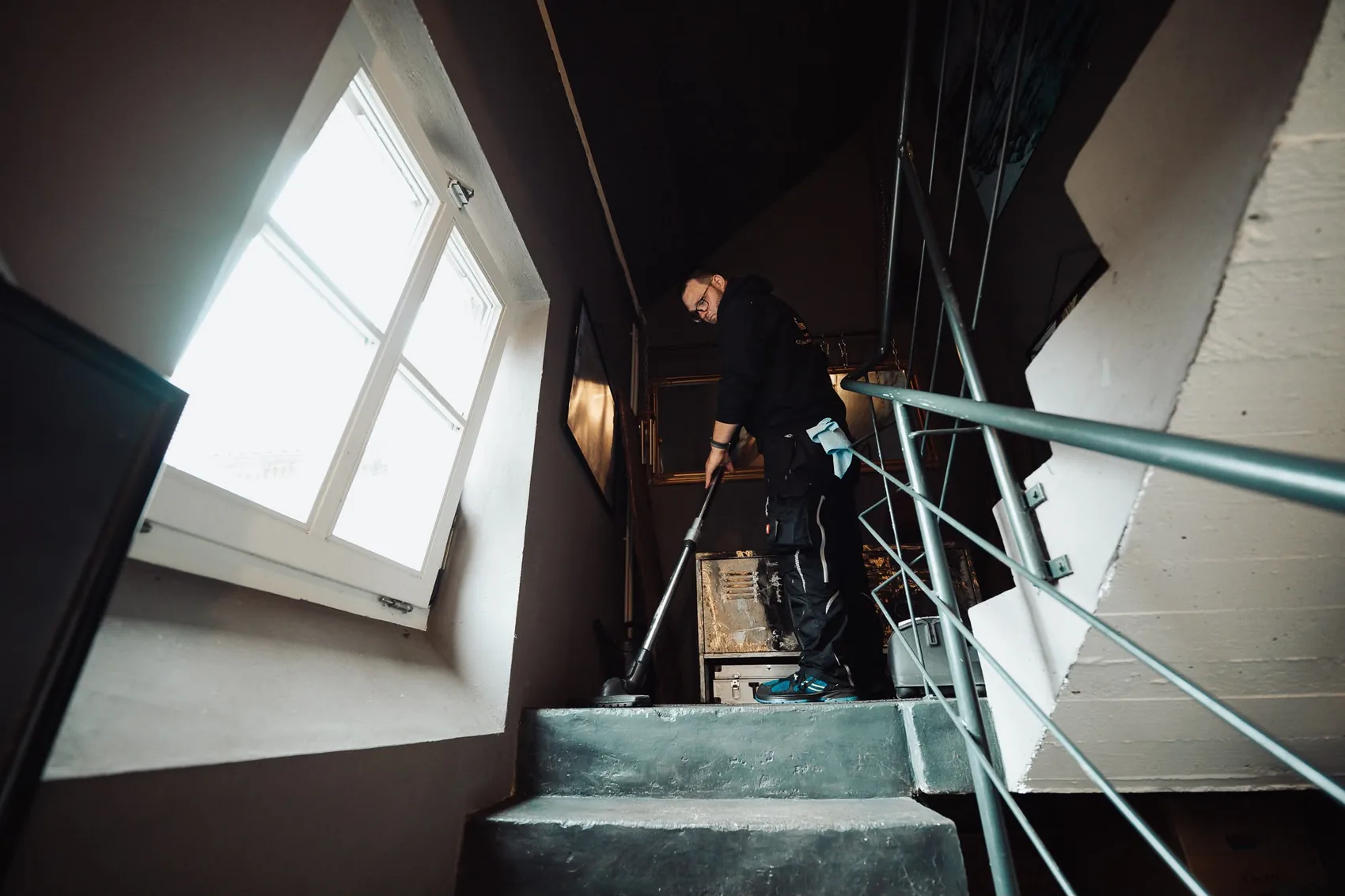 Max saugt einen Treppenabsatz